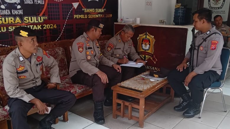 Ka Satgas Preventif Polres Pandeglang Cek Personel Pengamanan Kantor KPU dan Bawaslu 10 WhatsApp Image 2023 11 03 at 11.27.53