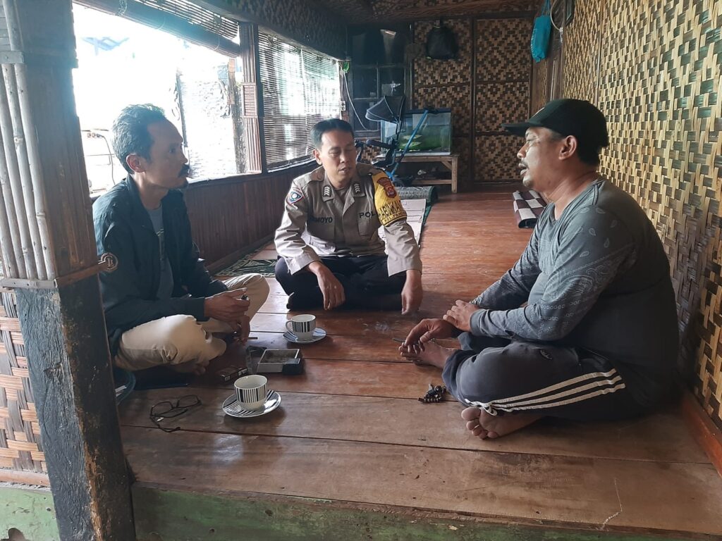 Bhabinkamtibmas Polsek Pandeglang Sambangi Ketua RT dan Himbau untuk Jaga Kamtibmas 8 WhatsApp Image 2023 11 05 at 19.23.48