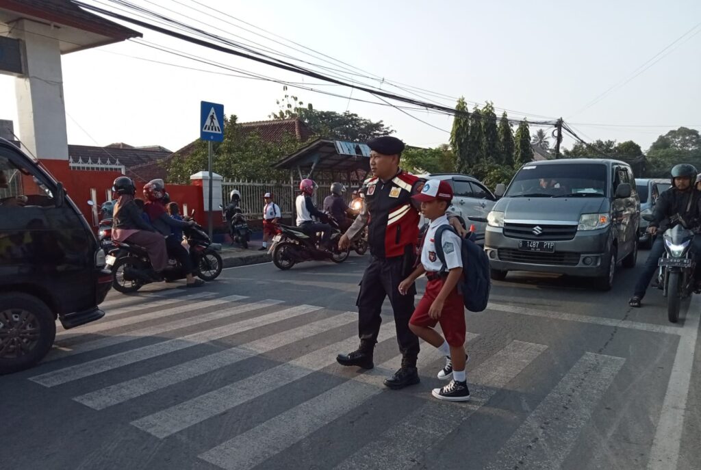 Polres Pandeglang Berikan Pelayanan dan Imbauan Keselamatan di Titik Kemacetan Pagi 3 WhatsApp Image 2023 11 06 at 11.26.58