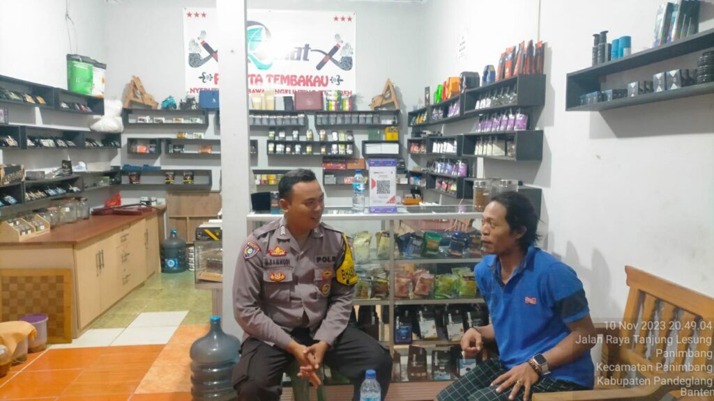 Polsek Panimbang Gencar Lakukan Patroli Malam untuk Ciptakan Keamanan dan Ketertiban 5 WhatsApp Image 2023 11 10 at 23.18.17