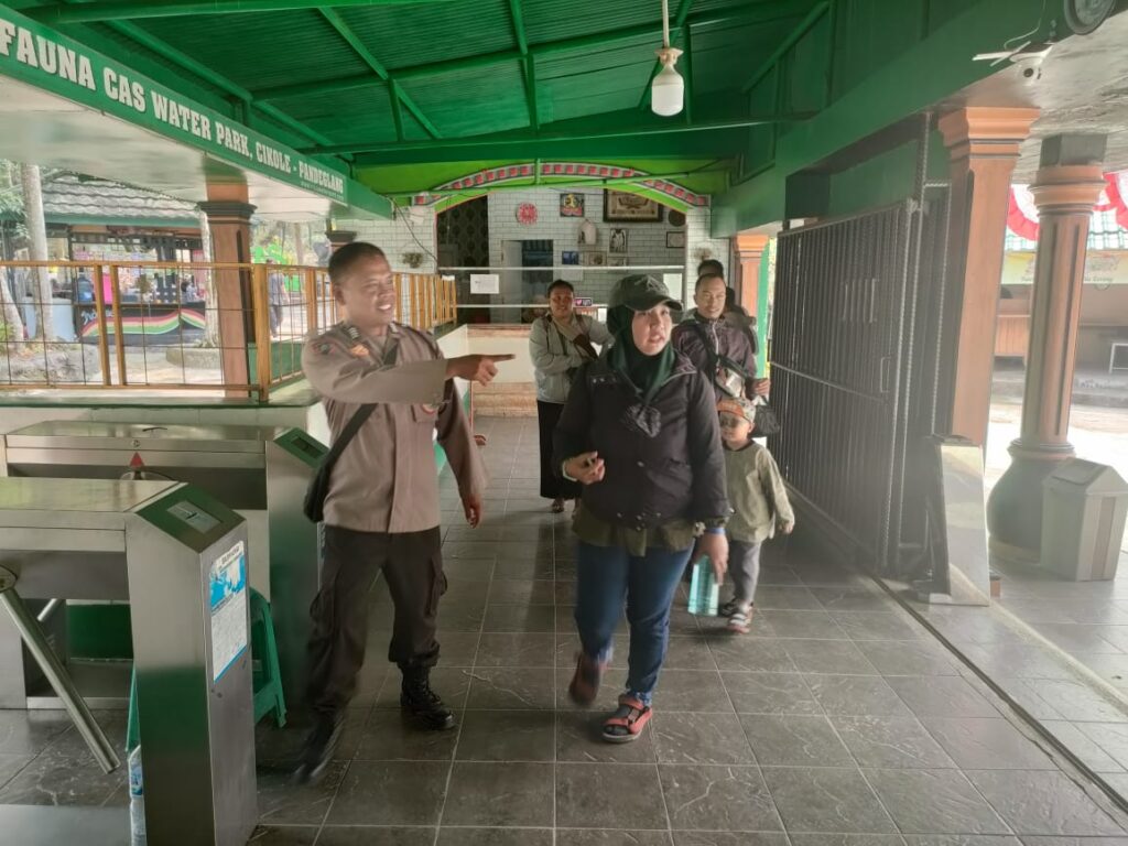 Polsek Pandeglang Giat Patroli dan Pengamanan di Cas Water Park Menjelang Libur Akhir Pekan 4 WhatsApp Image 2023 11 11 at 18.48.15