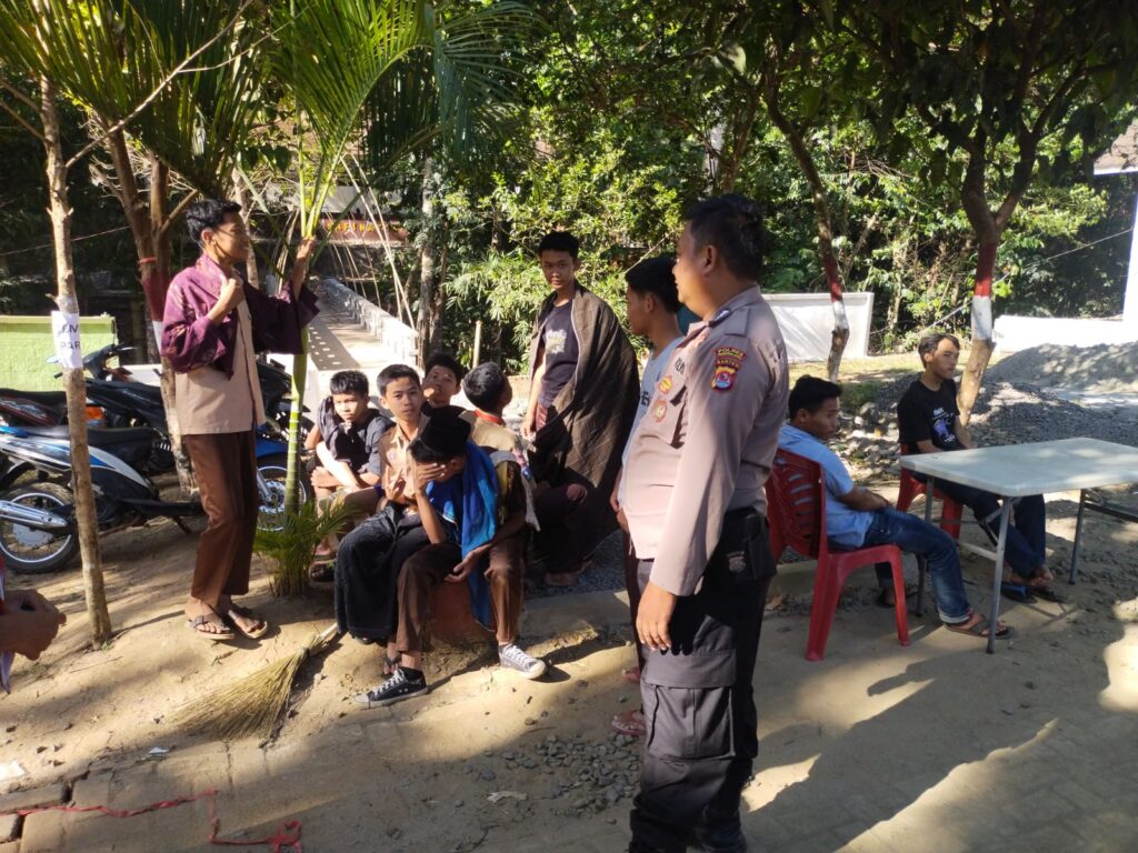 Bhabinkamtibmas Desa Cibarani Polsek Saketi Lakukan Sambang DDS ke Warga Masyarakat 6 WhatsApp Image 2023 11 11 at 20.34.52