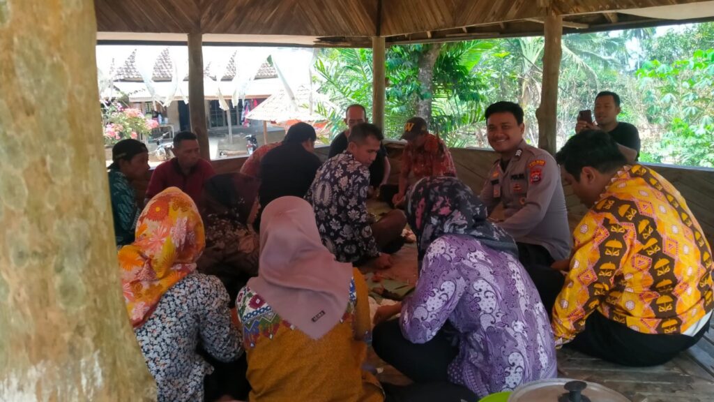 Bhabinkamtibmas Polsek Angsana Laksanakan Sambang Dan Berikan Pesan Kamtibmas 8 WhatsApp Image 2023 11 16 at 19.05.29