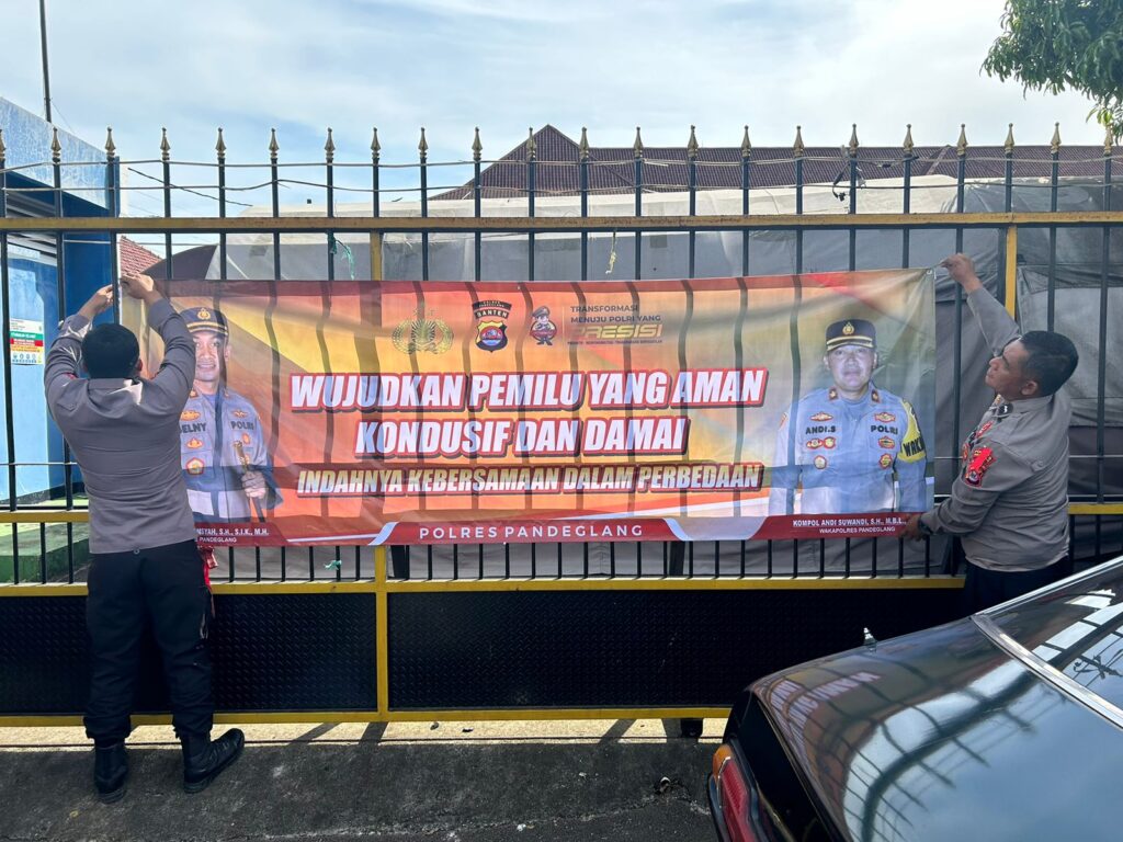 Polres Pandeglang Sosialisasikan Pemilu Damai melalui Pemasangan Spanduk Kamtibmas di Tempat Wisata dan Pusat Keramaian 5 WhatsApp Image 2023 12 16 at 09.32.53