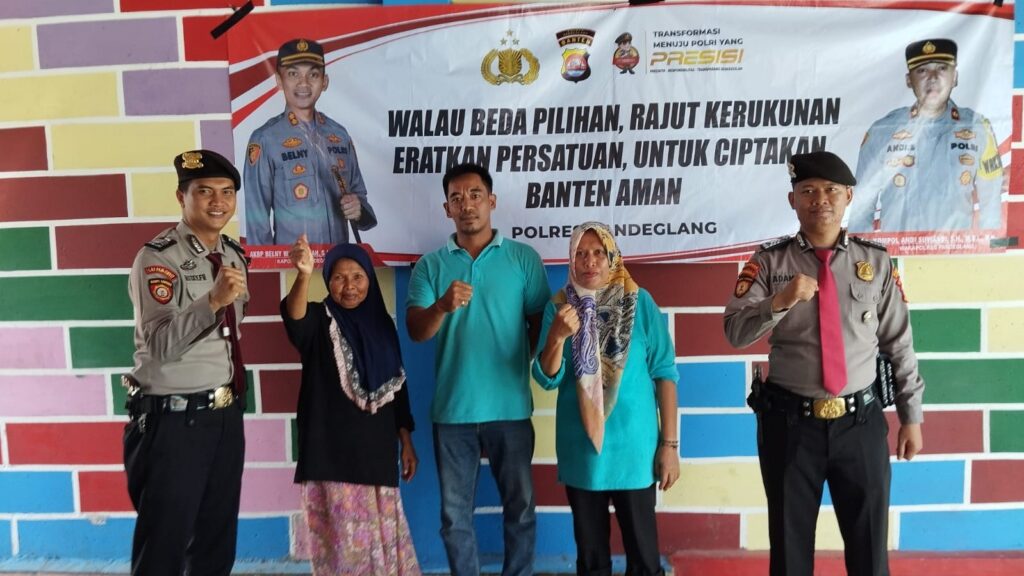 Polres Pandeglang Gencar Ajak Masyarakat Jaga Pemilu Damai Lewat Pemasangan Spanduk di Obyek Wisata Cisolong 2 WhatsApp Image 2023 12 17 at 15.31.28