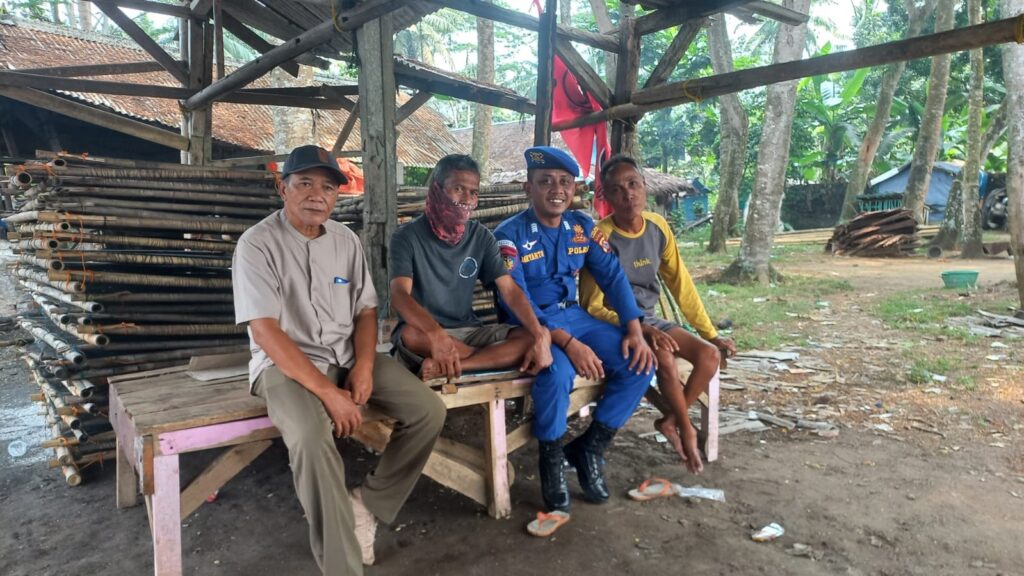 Satpolair Polres Pandeglang Dekatkan Diri dengan Nelayan Teluk Panimbang: Ajak Sukseskan Pemilu dan Jaga Kamtibmas 3 WhatsApp Image 2023 12 17 at 16.47.48