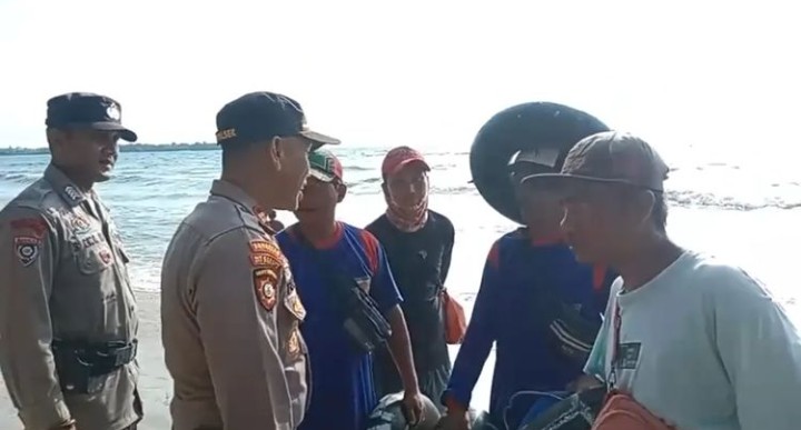 Kapolsek Carita dan Anggota Gelar Patroli Dialogis, Himbau Warga dan Wisatawan Terapkan Kamtibmas dan Protokol Kesehatan di Pantai Sambolo Carita 10 WhatsApp Image 2023 12 24 at 11.40.23