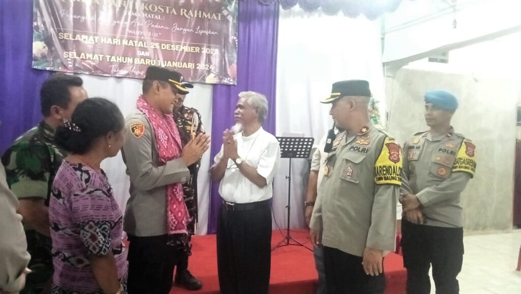 Wujud Toleransi Agama : Kapolres Pandeglang Bersama Banser NU Gelar Pengamanan Ibadah Natal 2023 8 WhatsApp Image 2023 12 24 at 17.50.10