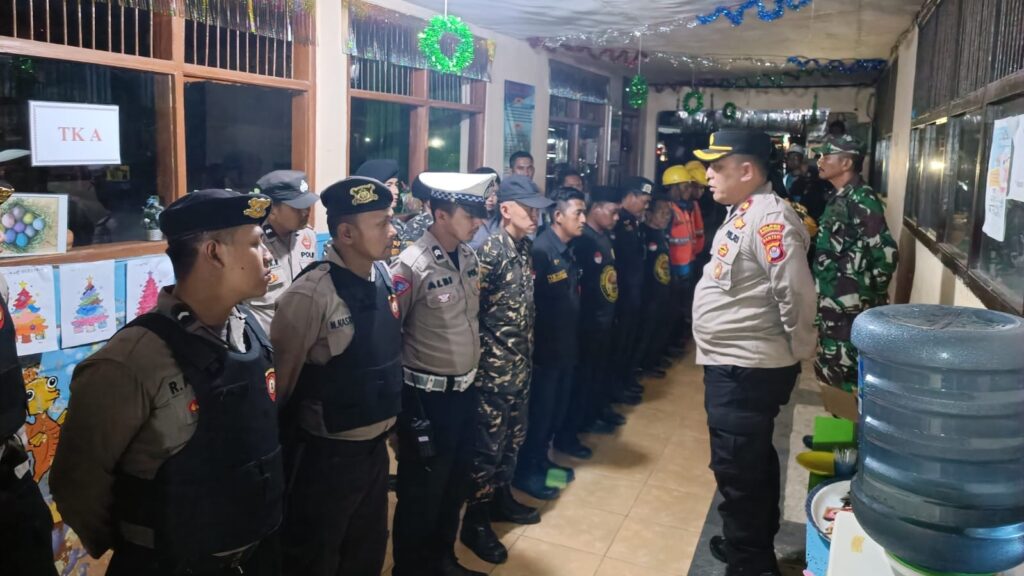 Kapolsek Labuan Pimpin Pengamanan Misa Natal di SD Mardiyuana 6 WhatsApp Image 2023 12 24 at 19.50.36
