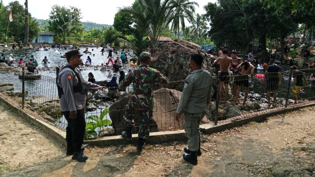 Polsek Pulosari Lakukan Patroli Wisata dalam Operasi Lilin Maung 2023 3 WhatsApp Image 2023 12 24 at 21.29.33