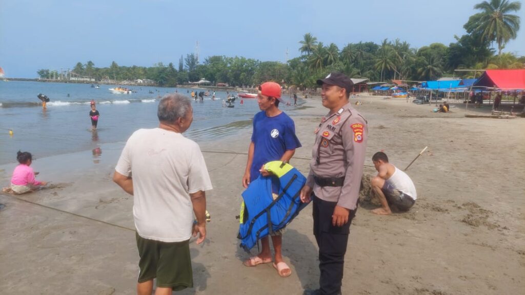 Personil Polsek Carita Himbau Pengunjung dan Pengelola Pantai agar Berhati-Hati Selama Liburan 8 WhatsApp Image 2023 12 26 at 08.49.07