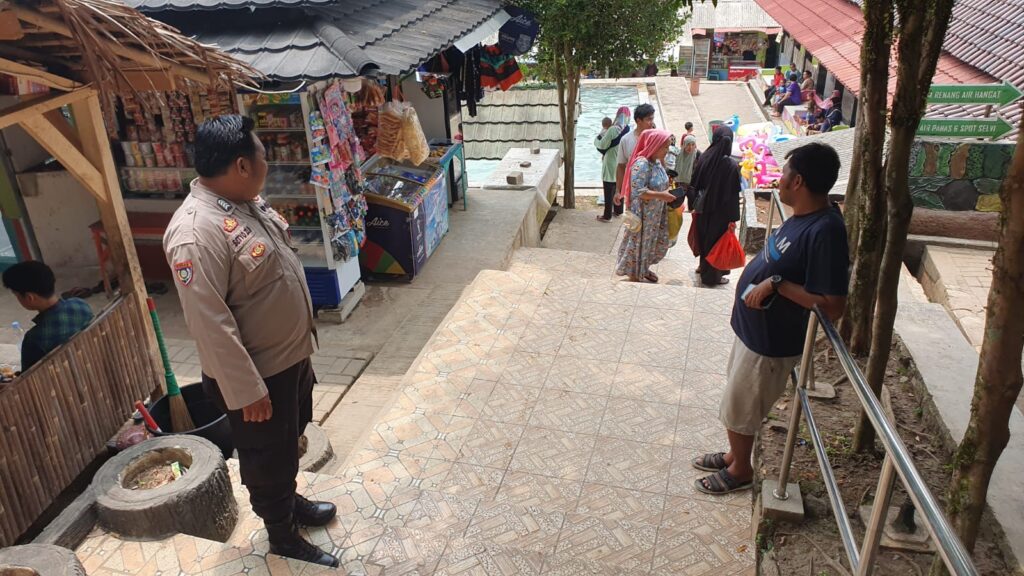 Operasi Lilin Maung 2023: Polsek Banjar Gelar Pengamanan di Wisata Kolam Air Panas Cisolong 7 WhatsApp Image 2023 12 26 at 16.27.23