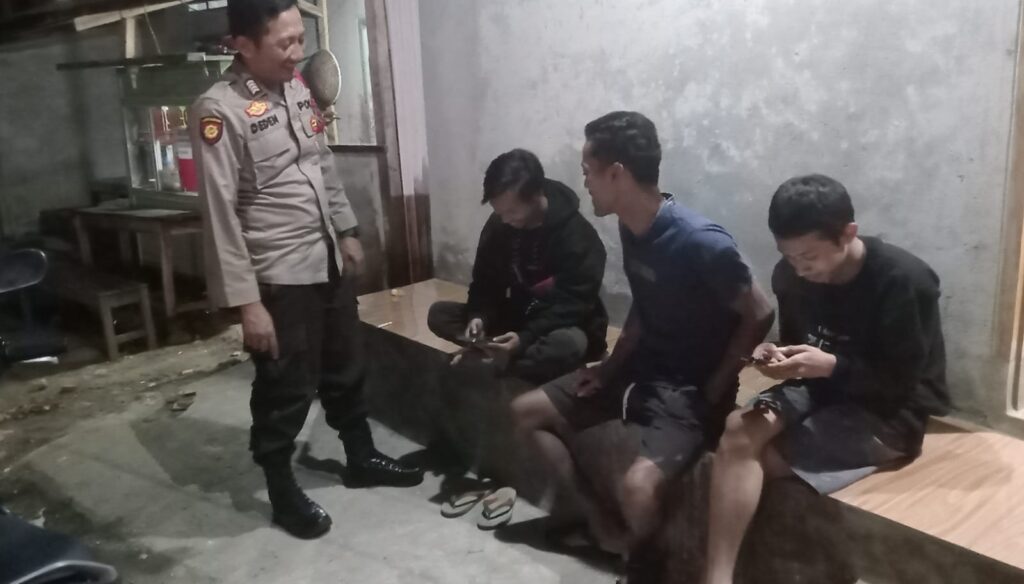 Polsek Saketi Polres Pandeglang, Menjaga Kondusifitas Malam dengan Patroli Preventif 2 WhatsApp Image 2023 12 28 at 17.53.52