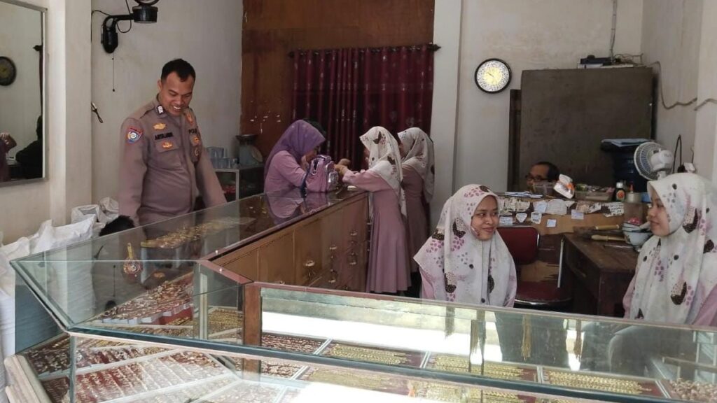 Polsek Cibaliung Melaksanakan Door-to-Door System untuk Jalin Keakraban dan Serap Aspirasi Masyarakat 3 WhatsApp Image 2023 12 28 at 18.26.14