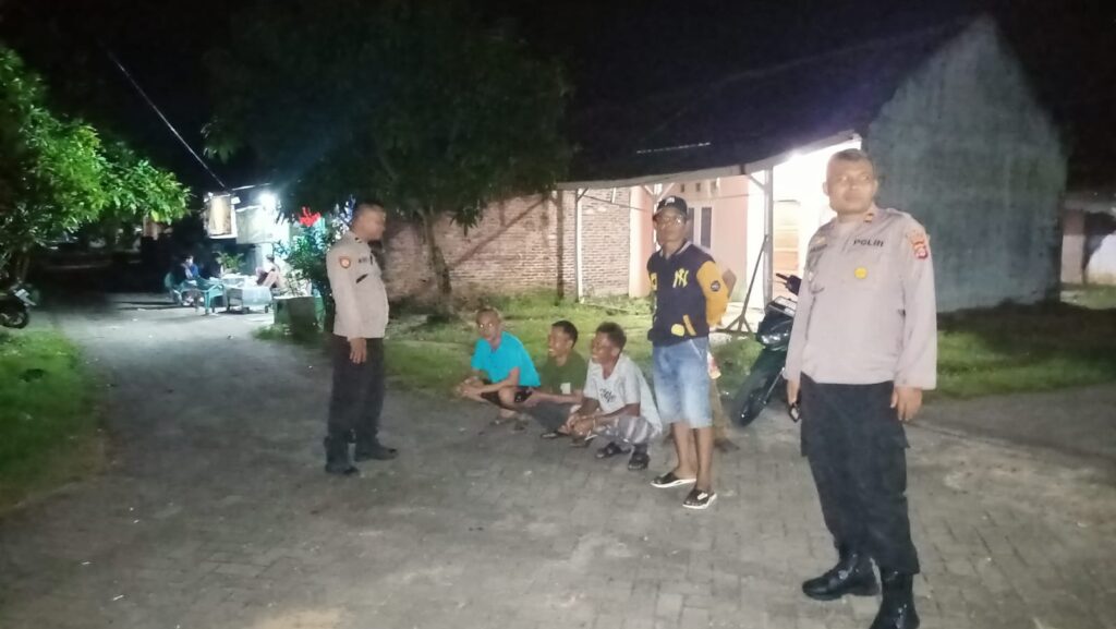 Polsek Pagelaran Tingkatkan Patroli Malam untuk Ciptakan Situasi Kamtibmas yang Aman 10 WhatsApp Image 2024 04 03 at 03.54.28