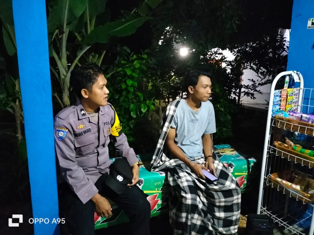 Bhabinkamtibmas Polsek Pagelaran Berperan Aktif dalam Patroli Malam Dialogis untuk Meningkatkan Keamanan di Desa Binaan selama Libur Lebaran Idul Fitri 1445 H 5 WhatsApp Image 2024 04 11 at 04.39.32