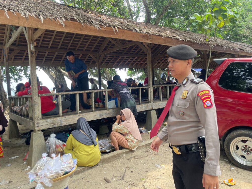 Satpamobvit Polres Pandeglang Menggelar Patroli Wisata dalam Operasi Ketupat Maung 2024 di Pantai Sambolo 4 WhatsApp Image 2024 04 11 at 16.30.35