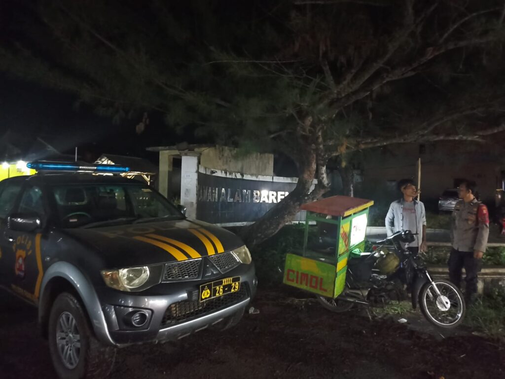 Polsek Carita Polres Pandeglang Melakukan Patroli Mobile untuk Memantau Kondisi Rumah Kosong selama Mudik Lebaran 2024 2 WhatsApp Image 2024 04 12 at 05.56.19