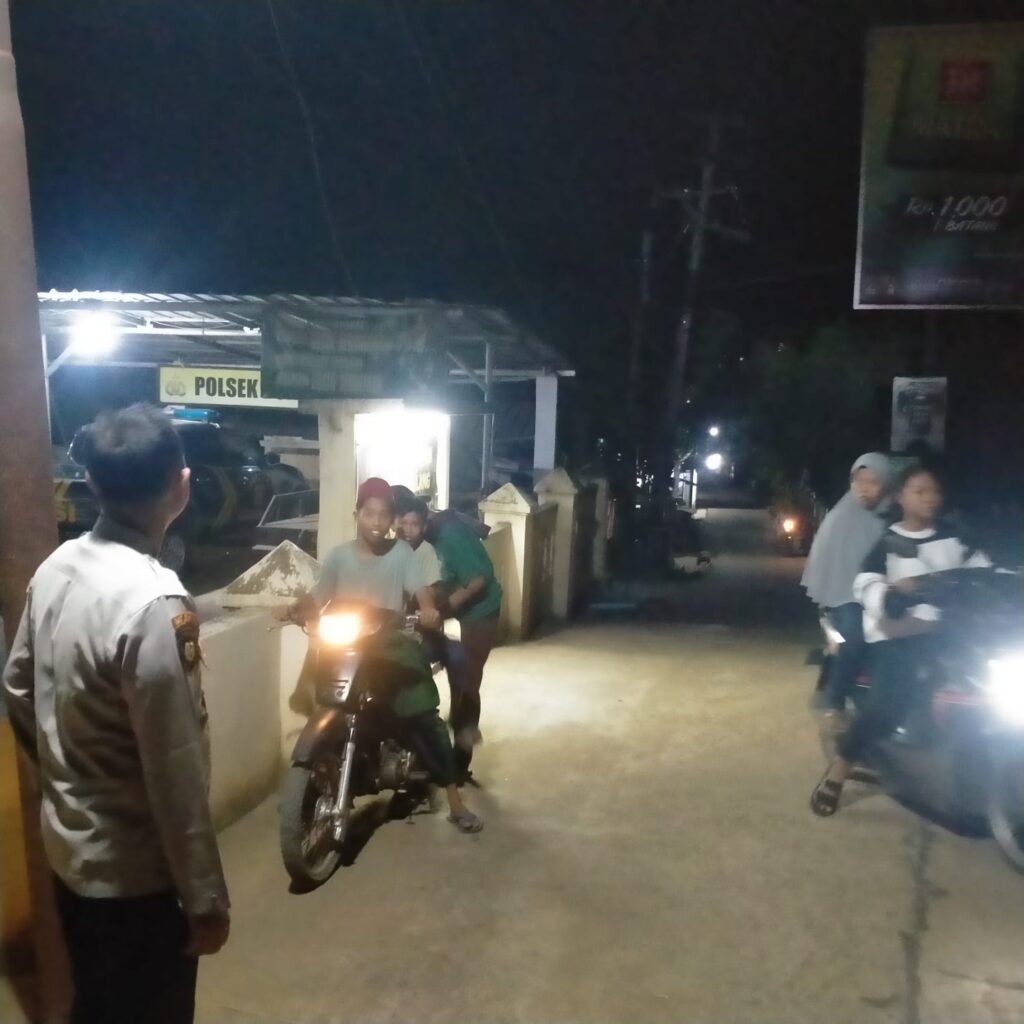 Polsek Bojong Polres Pandeglang Melaksanakan Patroli Malam untuk Antisipasi Tindak Pidana 3C 3 WhatsApp Image 2024 04 12 at 08.40.22