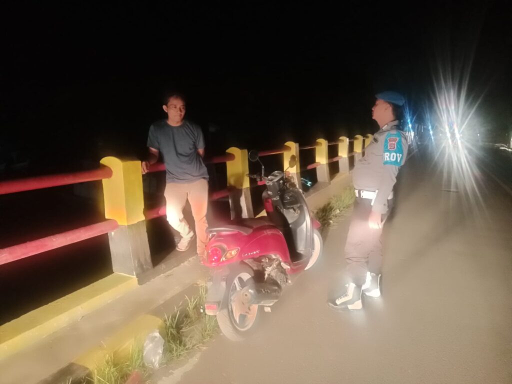 Polsek Cikeusik Lakukan Patroli Malam untuk Ciptakan Situasi Kamtibmas yang Aman 7 WhatsApp Image 2024 05 10 at 02.00.53