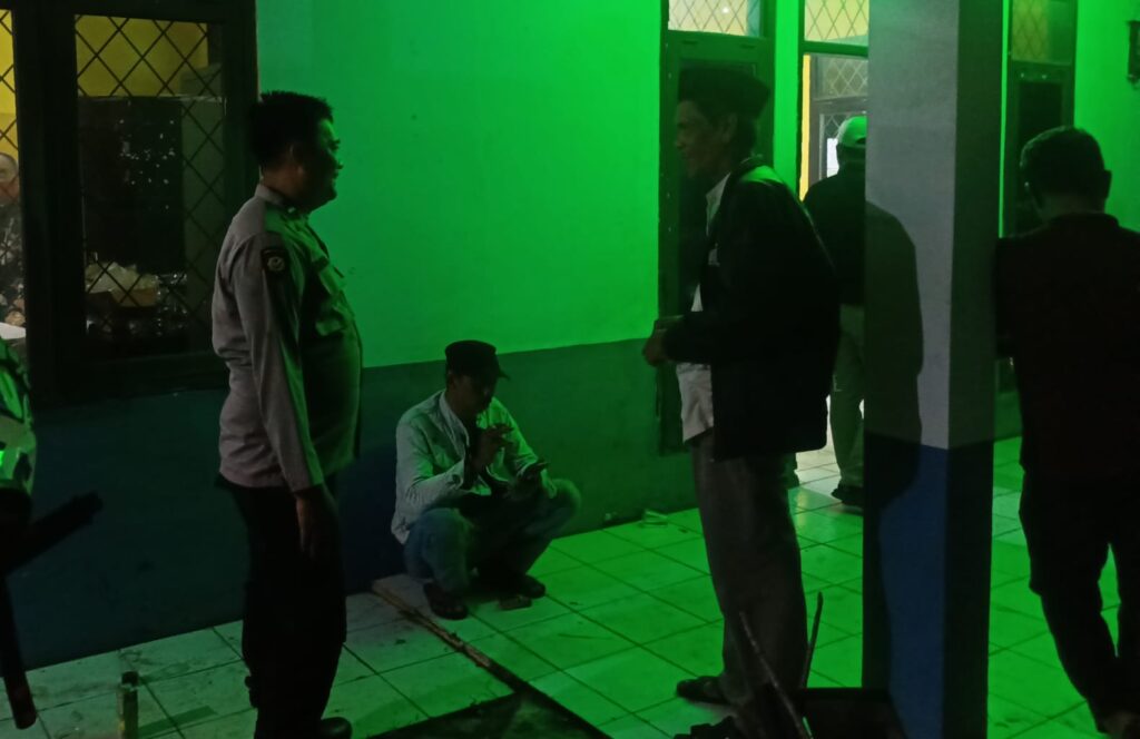 Bhabinkamtibmas Polsek Bojong Polres Pandeglang Sambangi Tokoh Masyarakat dan Warga untuk Himbauan Kamtibmas 10 WhatsApp Image 2024 05 10 at 09.19.08