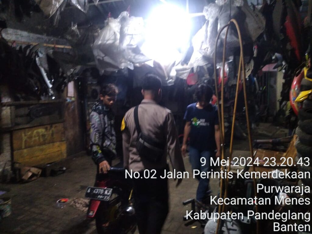Polsek Menes Polres Pandeglang Giatkan Patroli dan Himbau Warga untuk Menjaga Kamtibmas 9 WhatsApp Image 2024 05 10 at 13.53.20