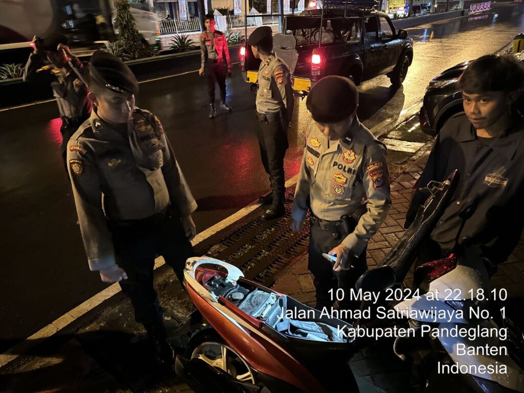 Patroli Malam Akhir Pekan Satuan Samapta Polres Pandeglang untuk Mencegah Gangguan Kamtibmas 6 WhatsApp Image 2024 05 11 at 04.04.01