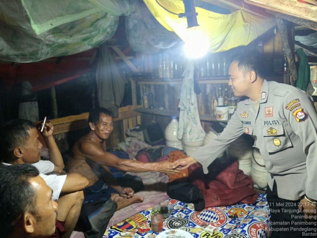 Polsek Panimbang Tingkatkan Patroli Malam untuk Menjaga Keamanan dan Ketertiban Masyarakat 8 WhatsApp Image 2024 05 12 at 03.33.52