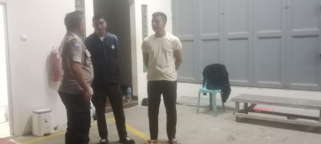 Bhabinkamtibmas Polsek Cadasari Sigap Lakukan Pengecekan Terhadap Satpam Toko untuk Jaga Keamanan Lingkungan 1 WhatsApp Image 2024 05 12 at 08.15.55