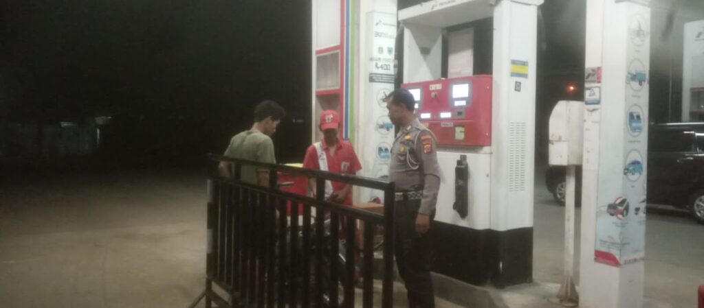 Polsek Carita Intensifkan Patroli Dialogis ke SPBU untuk Ciptakan Suasana Kamtibmas yang Kondusif 1 WhatsApp Image 2024 05 16 at 05.50.04