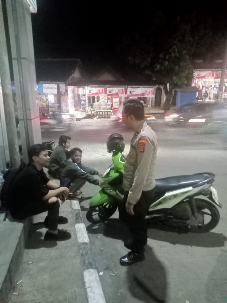 Polsek Saketi Polres Pandeglang Gelar Patroli Malam untuk Cegah Gangguan Kamtibmas dan Kejahatan 2 WhatsApp Image 2024 05 16 at 06.03.49