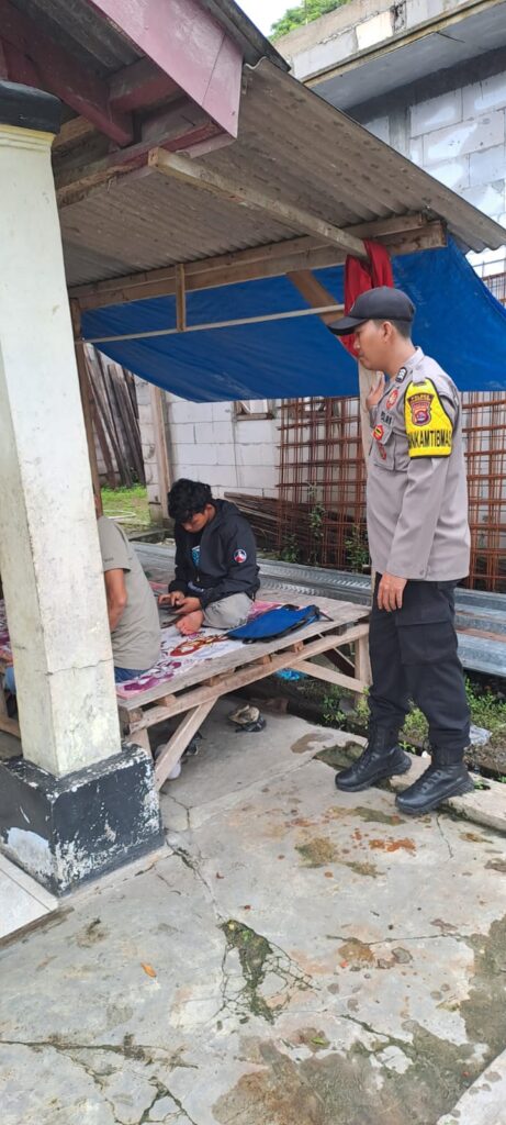 Bhabinkamtibmas Polsek Cikeusik Tegur Pemuda Desa Rancaseneng yang Bermain Judi Online 1 WhatsApp Image 2024 05 23 at 21.22.32