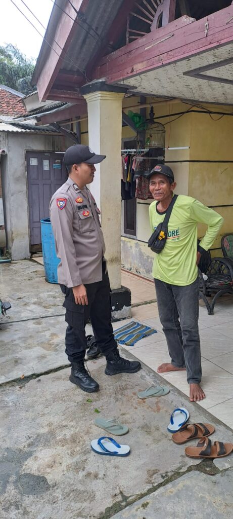 Bhabinkamtibmas Polsek Cikeusik Sambangi Ketua RT di Rancaseneng 2 WhatsApp Image 2024 05 23 at 21.26.12