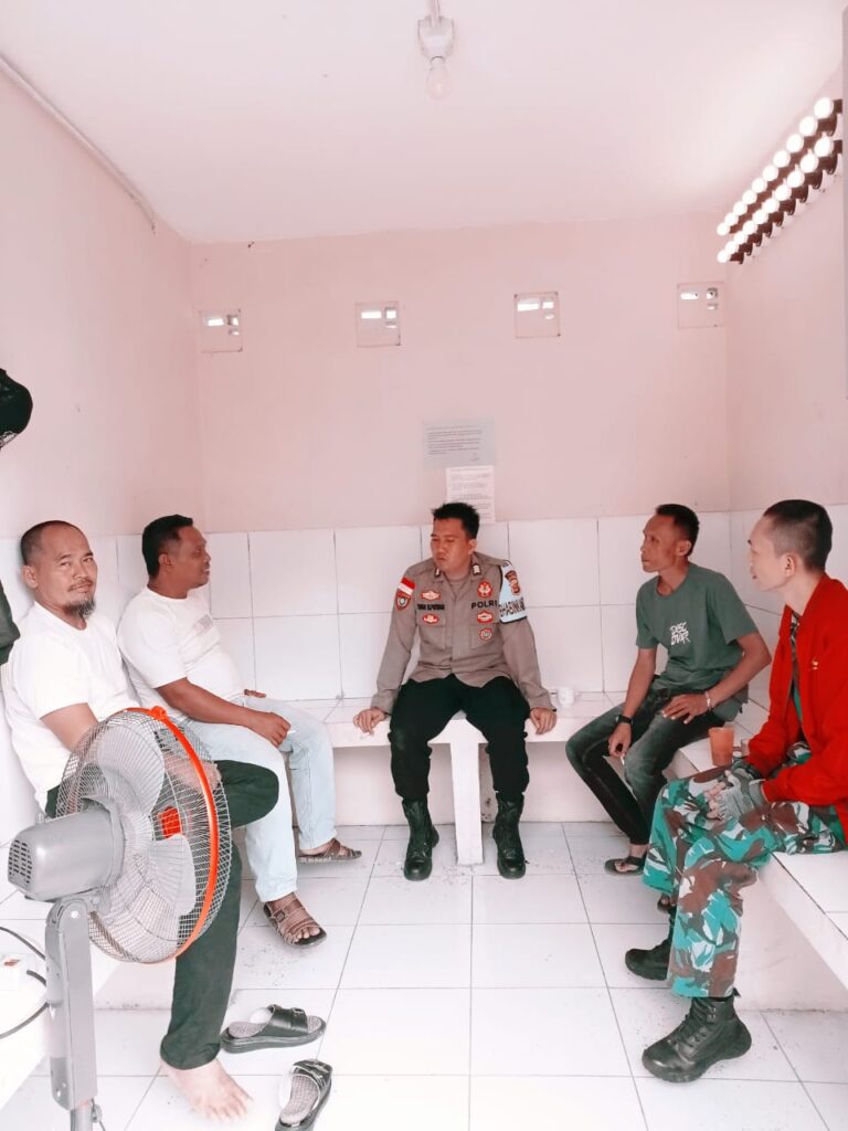 Bhabinkamtibmas Polsek Cikeusik Selesaikan Pertikaian Salah Paham di Kampung Curugciung 4 WhatsApp Image 2024 05 23 at 21.30.34