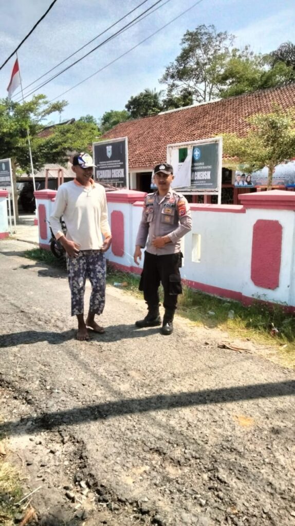 Bhabinkamtibmas Polsek Cikeusik Bertemu dan Bertegur Sapa Warga di Kp. Sukaseneng 6 WhatsApp Image 2024 05 23 at 21.37.57