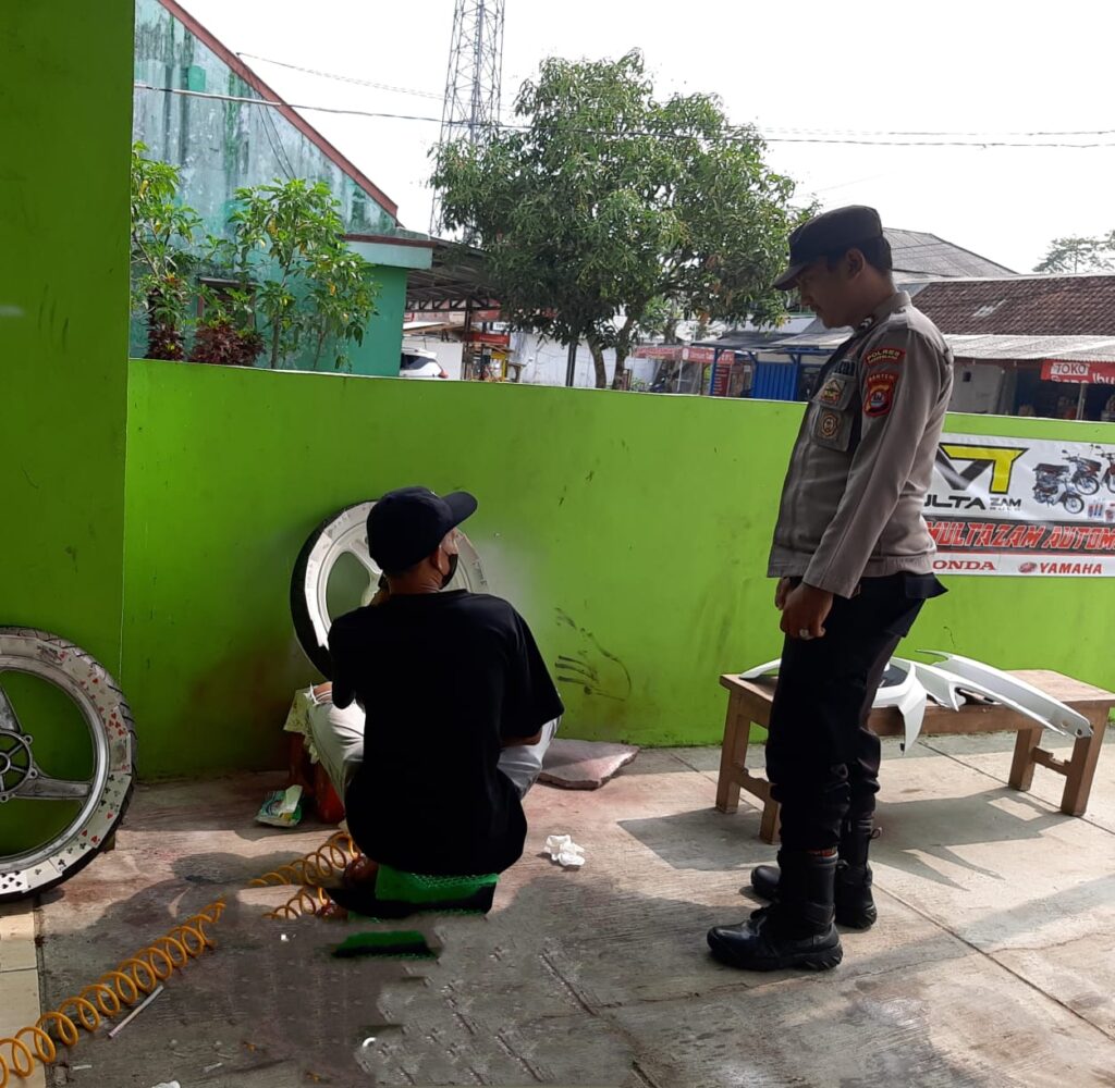 Bhabinkamtibmas Polsek Cikeusik Sambangi Bengkel Motor Saudara Agung di Kp.Cikeusik Desa Cikeusik 7 WhatsApp Image 2024 05 23 at 21.41.18