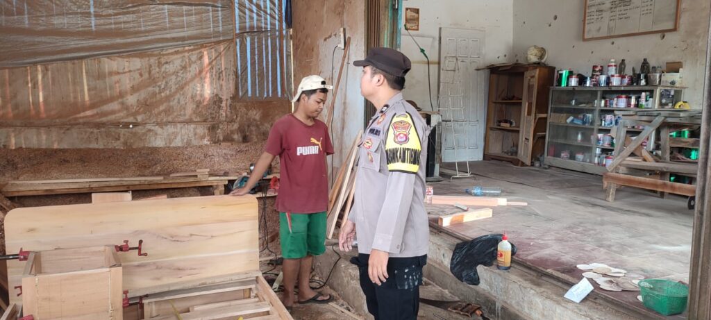 Bhabinkamtibmas Polsek Cikeusik Sambangi Tukang Perajin Kayu di Desa Umbulan 8 WhatsApp Image 2024 05 23 at 21.47.46