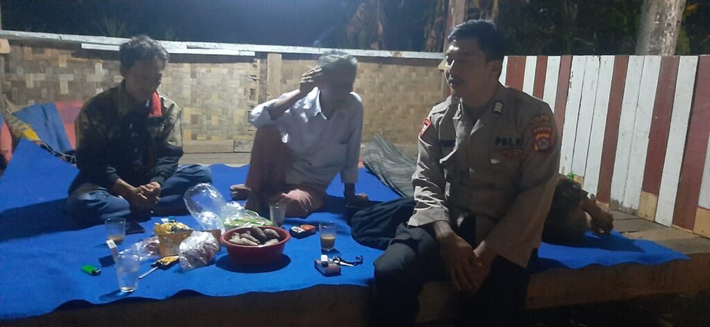 Bhabinkamtibmas Polsek Cimanuk Polres Pandeglang Melakukan Kontrol Pos Ronda untuk Memastikan Keamanan Wilayah 9 WhatsApp Image 2024 05 23 at 21.54.49