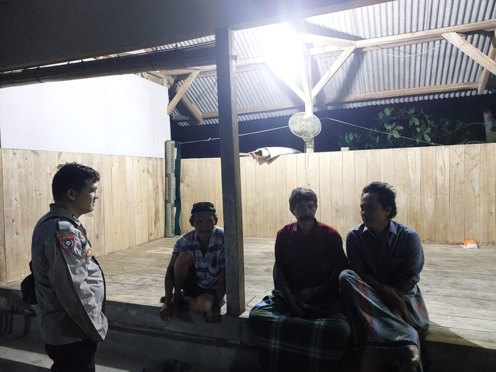 Patroli Malam Polsek Sumur, Sambangi Pos Kamling dan Berikan Himbauan Penting 5 WhatsApp Image 2024 05 24 at 09.02.02