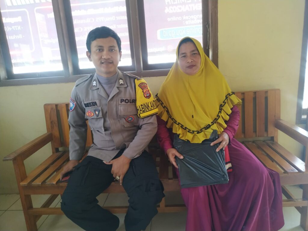 Bhabinkamtibmas Polsek Cikeusik Sambangi Warga Desa Cikeusik 1 WhatsApp Image 2024 05 24 at 18.32.14