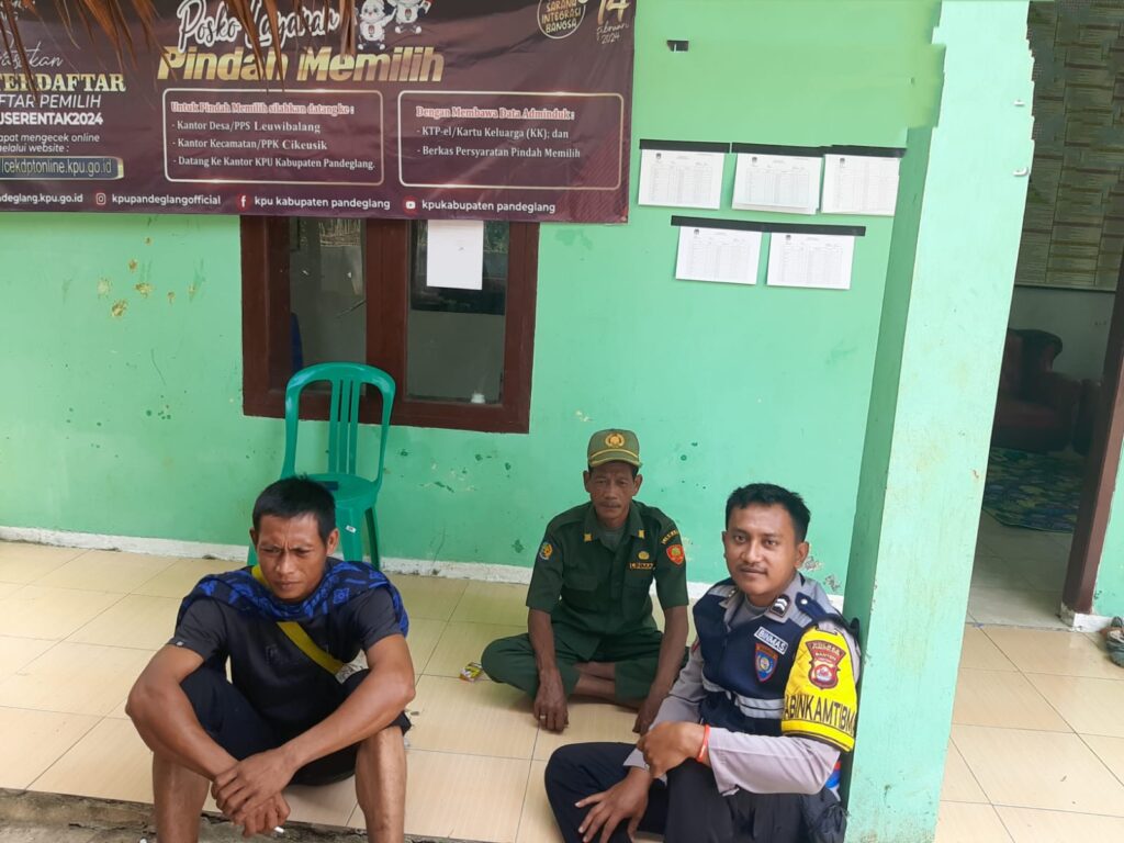 Bhabinkamtibmas Polsek Cikeusik Terjun ke Masyarakat Desa Leuwibalang 4 WhatsApp Image 2024 05 24 at 22.00.22