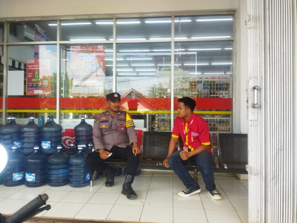 Bhabinkamtibmas Polsek Cimanggu Sambang Dialogis ke Alfamart, Himbau Tingkatkan Keamanan 5 WhatsApp Image 2024 05 24 at 22.48.09