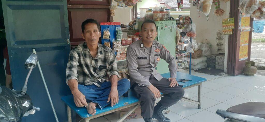 Wujudkan Polri Yang Presisi Bhabinkamtibmas Polsek Saketi Sambangi Warga Binaan 8 WhatsApp Image 2024 05 24 at 23.30.12