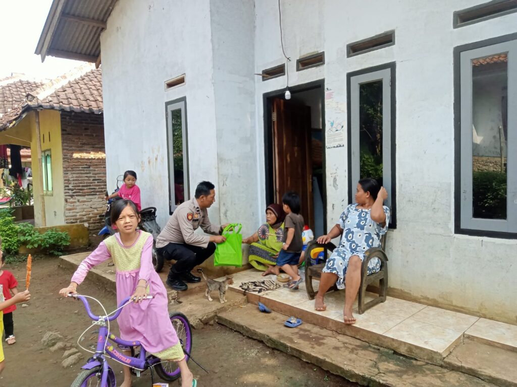 Wujud Kedekatan Polri Dengan Masyarakat, Polsek Saketi Patroli Sambang Warga 9 WhatsApp Image 2024 05 24 at 23.30.33