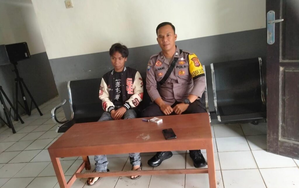Bhabinkamtibmas Polsek Angsana Polres Pandeglang Sambangi Masyarakat Desa Sumurlaban dan Berikan Pesan Kamtibmas 6 WhatsApp Image 2024 05 25 at 19.03.53
