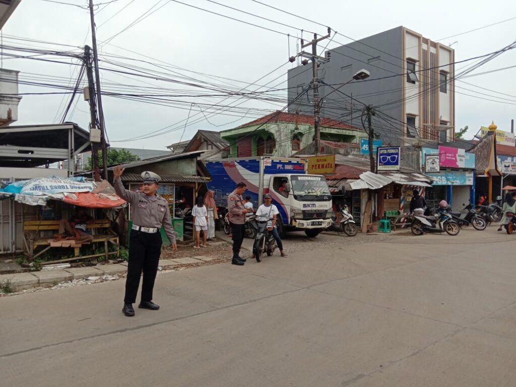 Polsek Labuan: Strong Point Sore Digelar untuk Mencegah Kemacetan dan Tindak Kriminalitas 1 WhatsApp Image 2024 05 25 at 20.05.53
