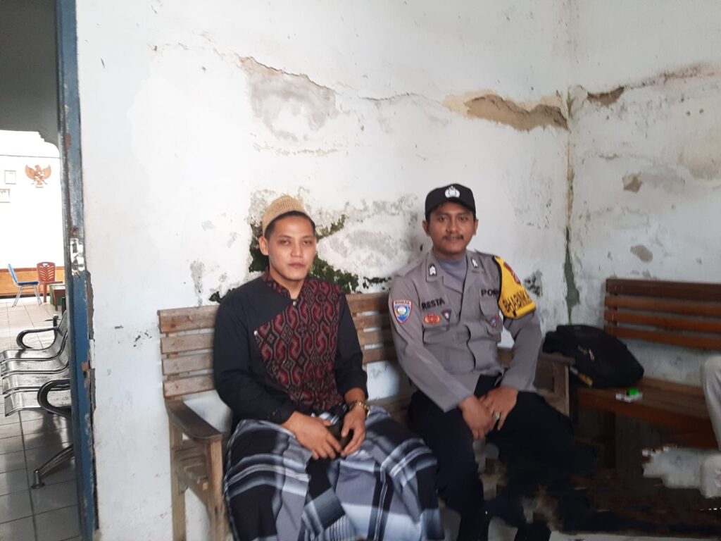 Bhabinkamtibmas Polsek Cikeusik Sambangi Tokoh Masyarakat untuk Mempererat Silaturahmi dan Menjaga Kamtibmas 4 WhatsApp Image 2024 05 25 at 21.50.03