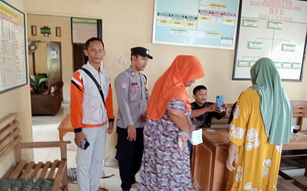 Bhabinkamtibmas Polsek Cikeusik Pantau Penyaluran Bantuan PKH di Desa Cikeusik 5 WhatsApp Image 2024 05 25 at 21.50.23