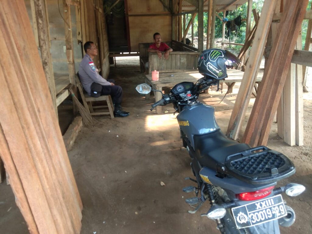 Bhabinkamtibmas Polsek Cikeusik Berdialog dengan Pengusaha Penggergajian Kayu di Desa Tanjungan 6 WhatsApp Image 2024 05 25 at 21.50.46
