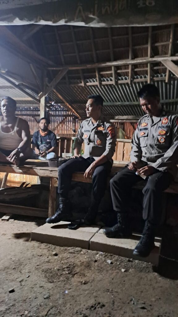 Polsek Cikeusik Tingkatkan Patroli Malam dan Kunjungi Pos Ronda 8 WhatsApp Image 2024 05 25 at 21.51.55